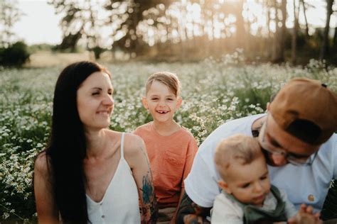 Tematické foto šťastnej rodiny s dvojičkami