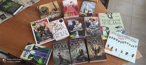 koláž spoločenských hier a obľúbených knižných titulov