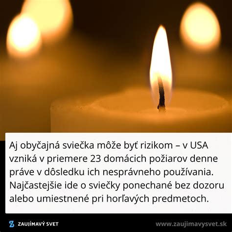 Záber na otvorené ruky držiace horiacu sviečku v tme ako symbol nádeje a duchovnej podpory