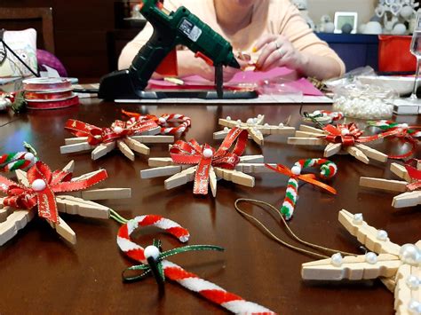 Detailná fotografia ručne vyrobenej stredovekej ozdoby alebo výrobku