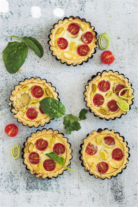 Ilustračná fotografia malých quiche s rôznymi náplňami.