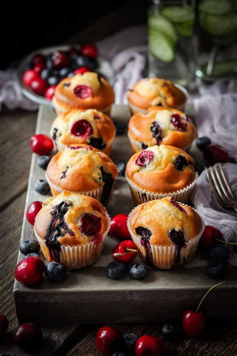 Rôzne druhy sladkých dezertov: muffiny, cookies, zákusky, ovocné špízy.