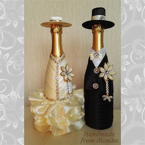 koláž rôznych darčekov k výročiu svadby, vrátane fľaše vína, šperkov a personalizovaných predmetov