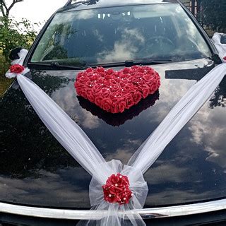 Auto ženícha s cylindrom a auto nevesty s kvetinovým vencom