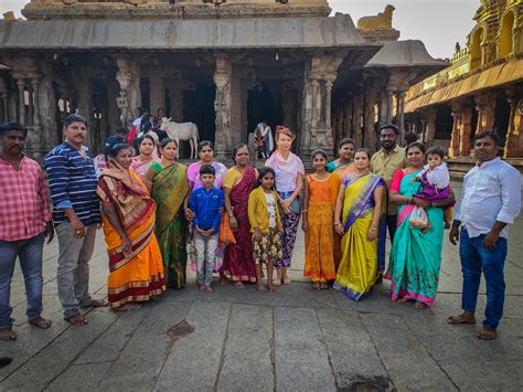 Rodina v tradičnom oblečení navštevujúca svätyňu v Indii