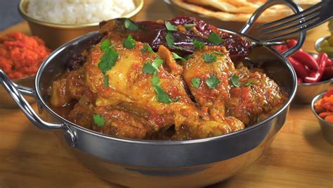 Tradičné indické jedlá a sladkosti ako karí, čatní a dudh pakh