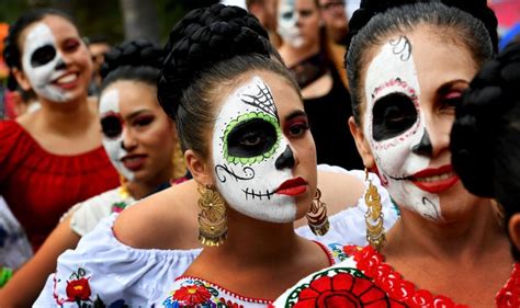 Oltárik s lebkami a kvetmi počas sviatku Día de los Muertos