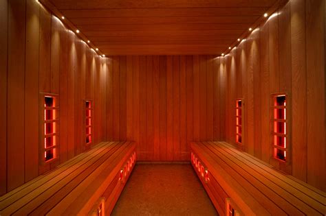 Tematická fotografia: pár relaxujúci vo wellness, alebo luxusná infrasauna