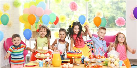 Tematické foto detskej oslavy s deťmi a dekoráciami