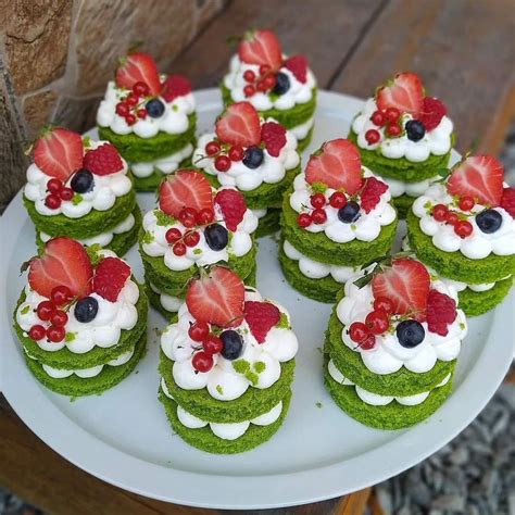 Koláž detského party jedla - pizza, ovocie, mini dezerty