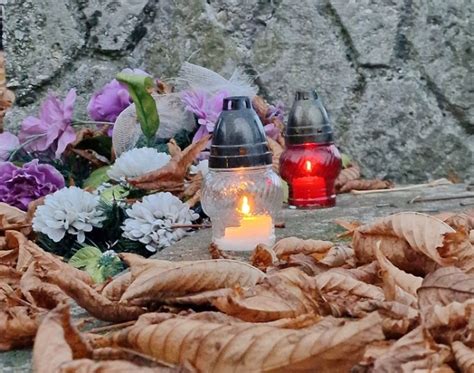 Návšteva cintorína a zapaľovanie sviečok na hroboch