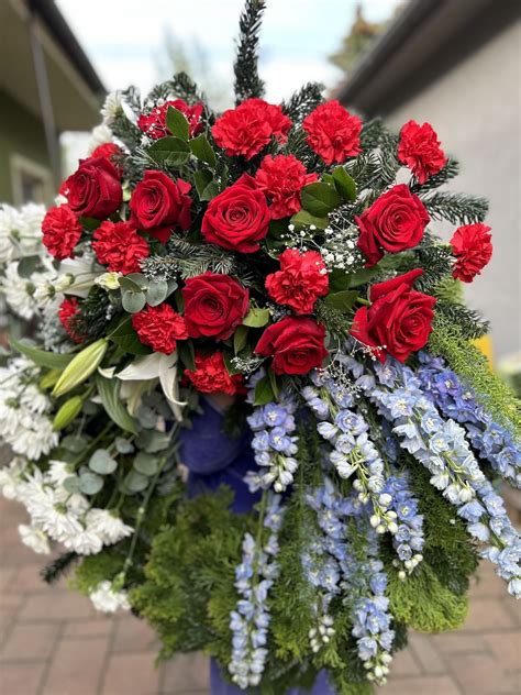 Fotografia flower boxu s mixom kvetov, vrátane karafiátov