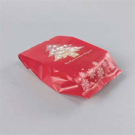 Dizajnérske vrecko s nealkoholickým vianočným punčom, ilustrujúce jeho prémiovú kvalitu.