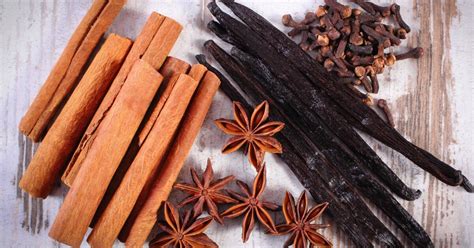 Zmes rôznych druhov korenia - škorica, klinčeky, badián - ideálna na prípravu vianočného punču.