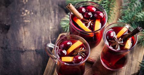 Fotografia typických keramických hrnčekov na punč z vianočných trhov.