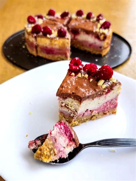 Rôzne typy ne-marcipánových tort (ovocné, krémové, cheesecaky) na jednom stole