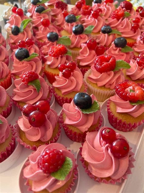 Bohatý dezertný stôl s krstinovou tortou, cupcakes a mini koláčikmi