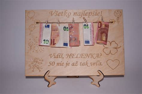 Personalizovaná drevená tabuľka s vygravírovaným narodeninovým prianím