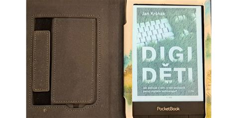 Ilustratívne foto chlapca čítajúceho knihu alebo so sadou na písanie