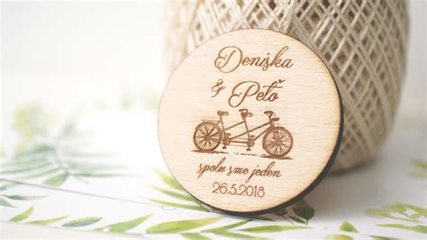 Ukážky personalizovaných darčekov pre chlapcov (magnetky, zvončeky, gravírované predmety)