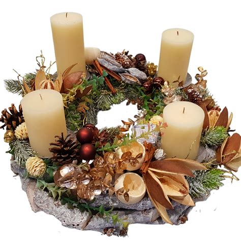 Záber na hotový adventný veniec s prírodnými dekoráciami a horiacimi sviečkami