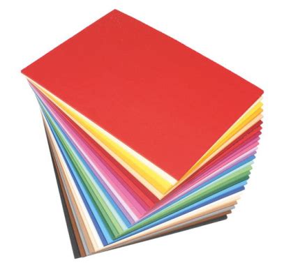 rozložené kreatívne materiály na stole pre výrobu masiek (farebný papier, plsť, lepidlo, nožnice)