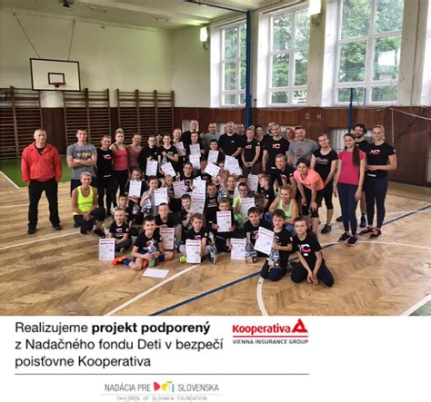 fotografia dieťaťa v jednoduchom kostýme športovca alebo zlodeja