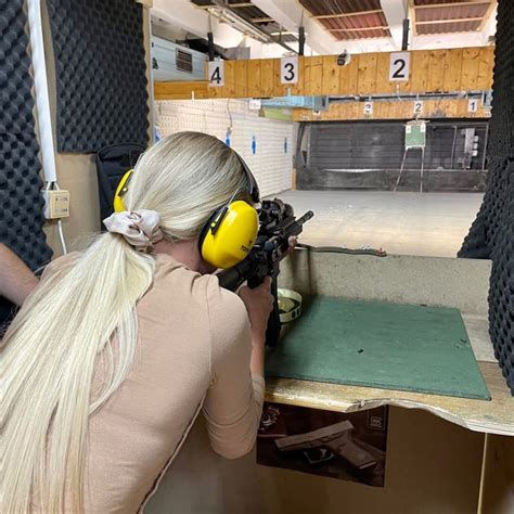 Moderná krytá strelnica v Handlovej s trénujúcimi strelcami