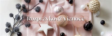 Detailný pohľad na vianočné doplnky: šperky, opasky a elegantná obuv.