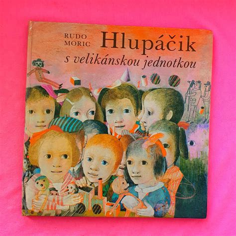 Detské ruky držia knihu s náboženskými ilustráciami, symbolizujúce vzdelávanie a vieru