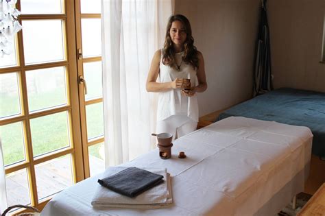 Muž relaxujúci počas masáže s aromatickými bylinkami
