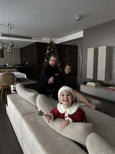 Vianočná atmosféra s rodinou a vianočným stromčekom