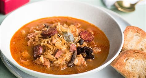 Tradičná slovenská štedrovečerná večera (kapustnica, kapor, šalát)