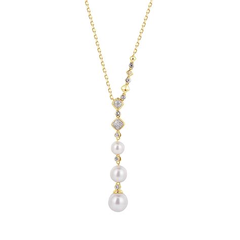 Elegantný šperk s diamantmi alebo perlami