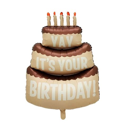 Ilustračná fotografia zobrazujúca tortu s horiacimi sviečkami a náboženský symbol.