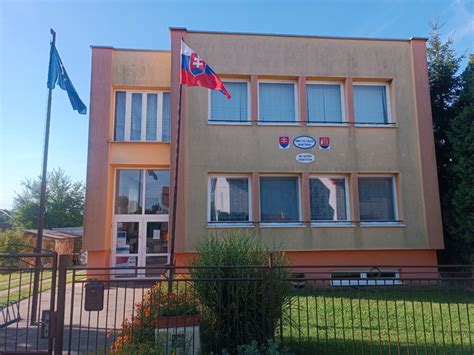 Fotografia slovenského kňaza s úsmevom.