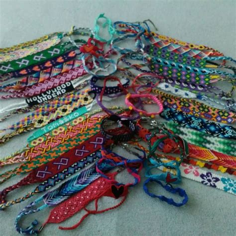 ilustračné foto: deti vyrábajúce náramky priateľstva alebo kresliace kartičky