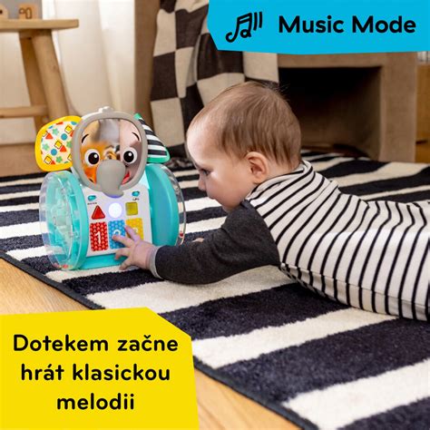 Ukážka rôznych hračiek: plyšová bábika, hudobná hračka, farebné kocky.