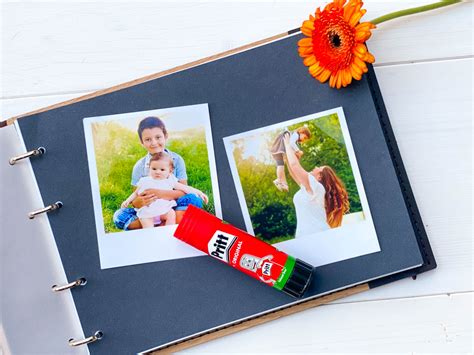 fotografie personalizovaného fotoalbumu alebo rámovaných spomienok