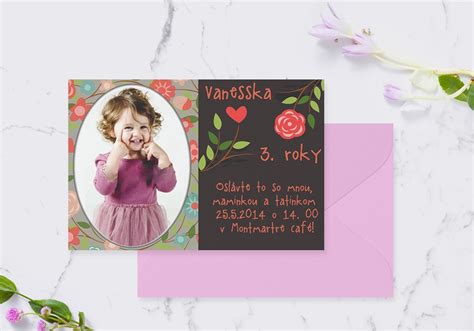 Obrázok zobrazujúci meno Monika s kvetinovou výzdobou a symbolikou, vhodný pre detskú oslavu menín.