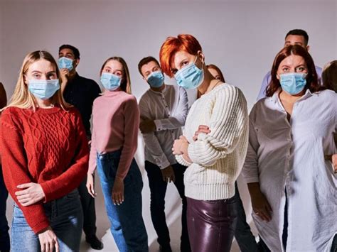 Tematické foto: Skupina ľudí posiela SMS správy a drží mobilné telefóny pri oslavách Silvestra