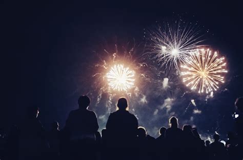 Tematické foto: Rodina oslavujúca Silvester s úsmevmi a ohňostrojom v pozadí