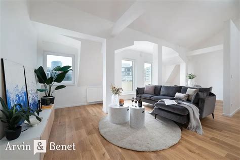 Interiér luxusnej spoločenskej sály s vysokými stropmi a historickou architektúrou v štýle Art Deco