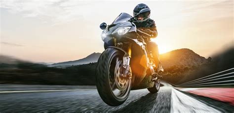 Ilustračná fotografia muža pri adrenalínovom športe, napríklad pri jazde na motorke alebo skoku padákom.