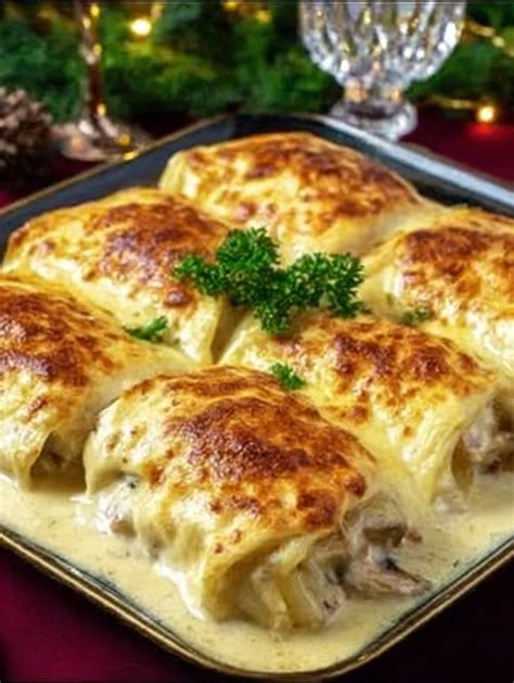 Bohato servírovaný hlavný chod s mäsom a prílohami na slávnostnom tanieri