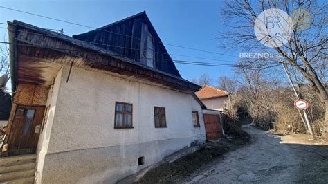 Tematické foto s kalendárom a jesennými prvkami symbolizujúcimi november