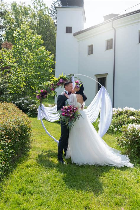Tematické foto: Pár svedčiaci o svadbe v netradičnom prostredí s miestnymi prvkami