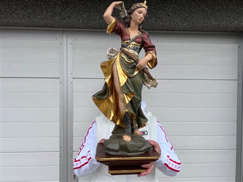 Tematické foto: štylizovaná bohyňa Diana alebo žena v prírode symbolizujúca eleganciu a silu