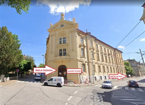 Tematická fotografia: školská budova s vkusnou výzdobou k výročiu, možno s transparentom