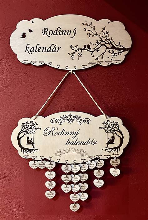 Kalendár so zvýrazneným 30. decembrom a symbolmi osláv